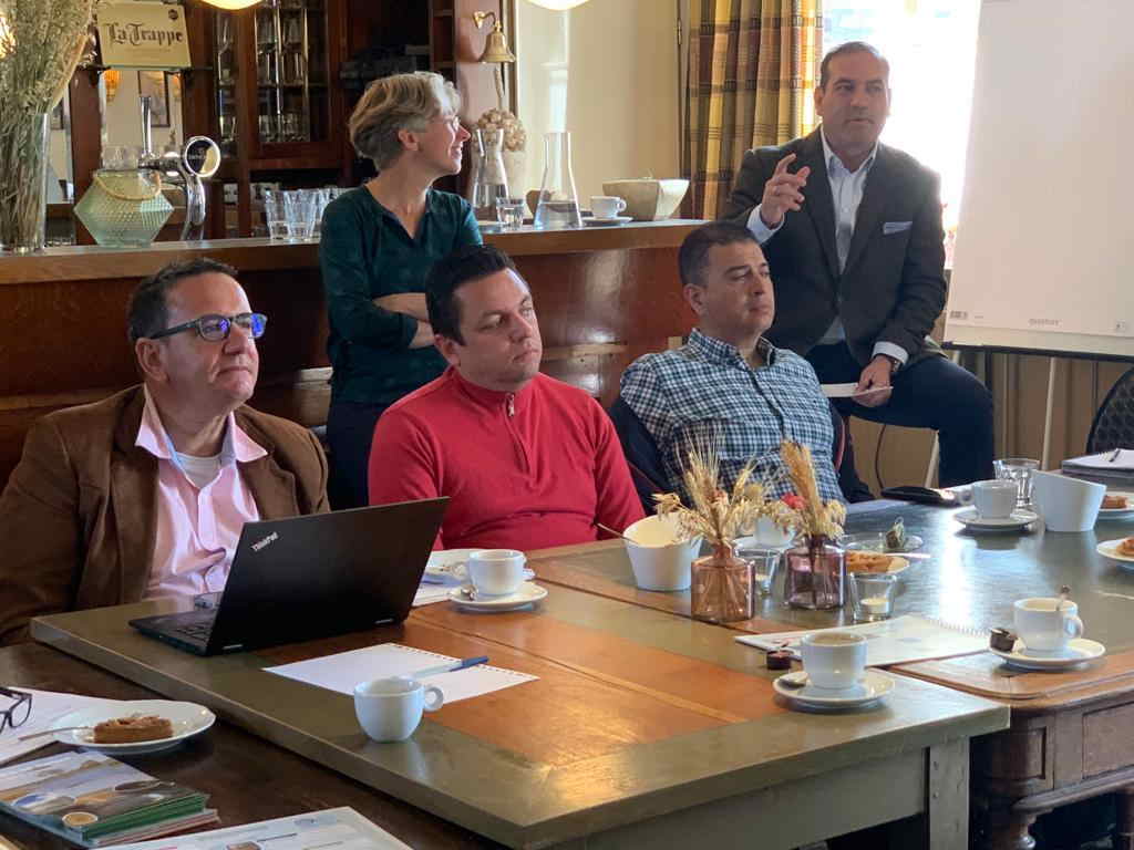 El gerente de Aguas de Manizales, el Director de Corpocaldas y autoridades holandesas comparten conocimientos en una reunión en Holanda
